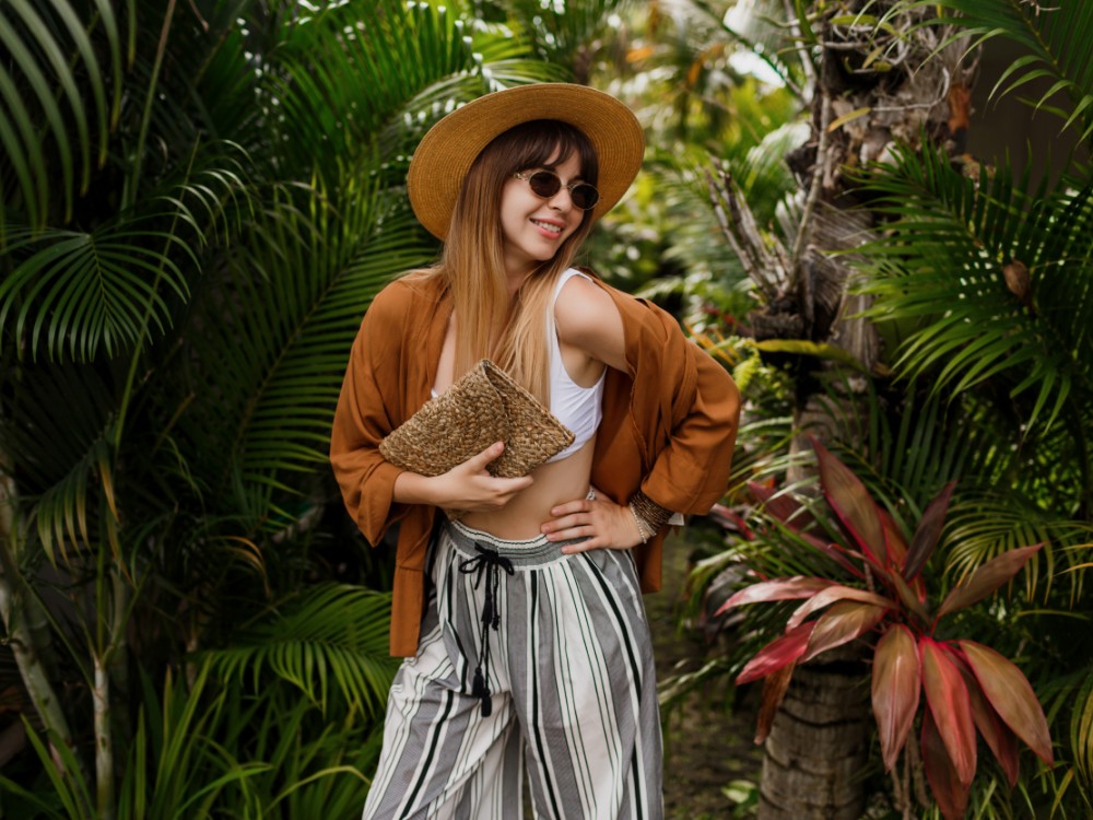 fashion-image-sexy-graceful-woman-straw-hat-posing-tropical-palm-leaves Bienvenue